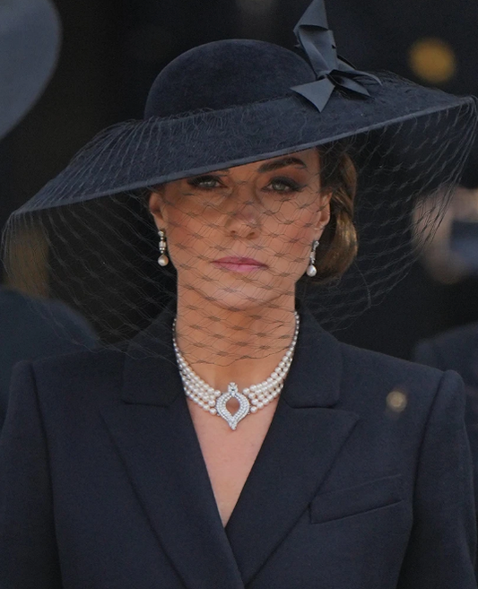 1 jour 1 bijou : l'hommage symbolique fait aux funérailles de la reine Elizabeth II à travers la joaillerie