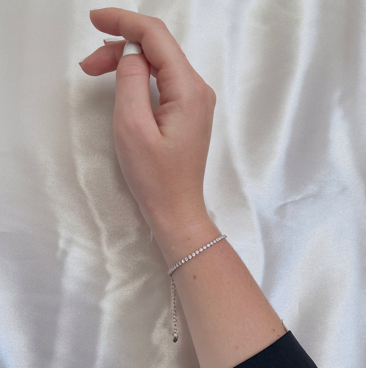 bracelet riviere tennis samantha en acier inoxydable portée sur poignet